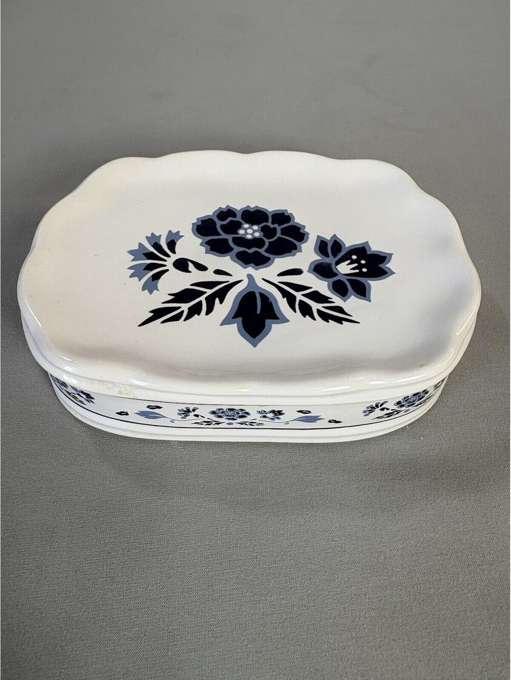 VTG Trenditions Ceramic Covered Soap Dish Blue White Floral Taiwan Cottagecore